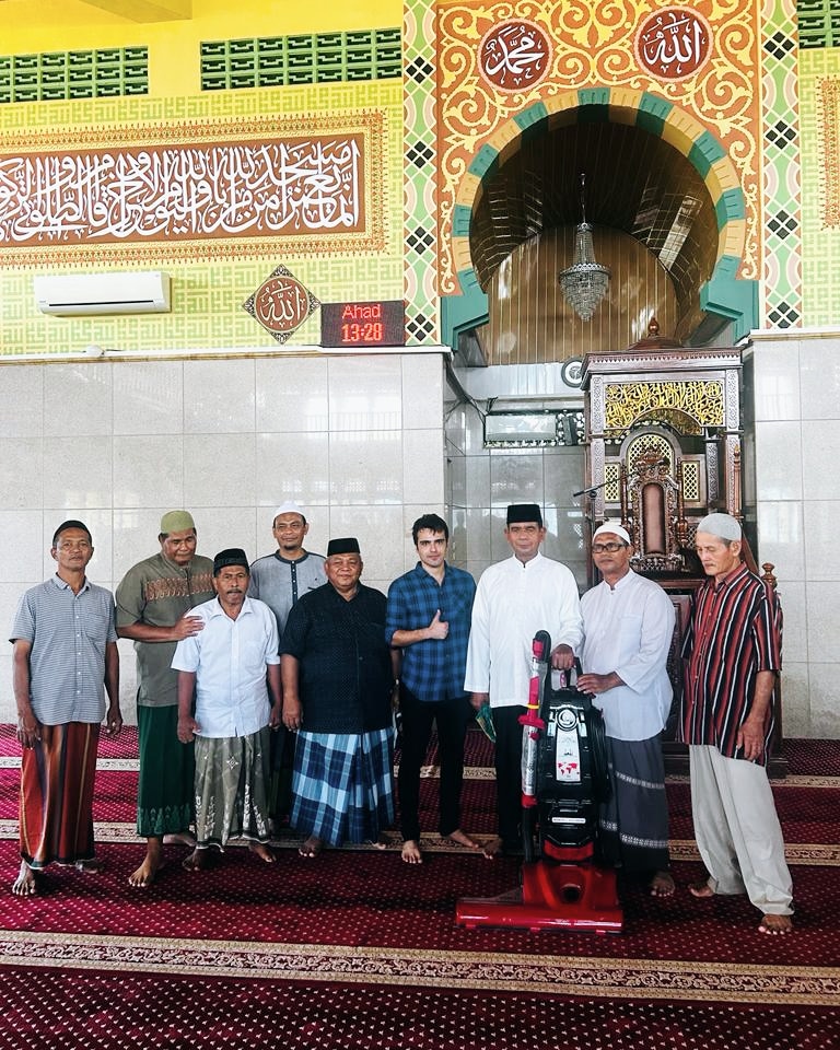Hamra Vacuum Cleaner Masjid keluar semua kotoran dalam karpet.
